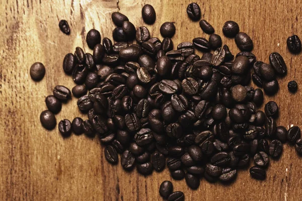 木の表面に焙煎されたコーヒー豆のクローズアップ — ストック写真
