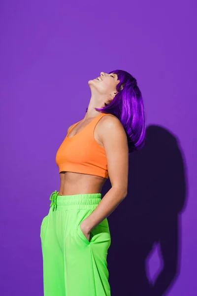 Retrato Mujer Joven Con Ropa Deportiva Colores Sobre Fondo Púrpura — Foto de Stock