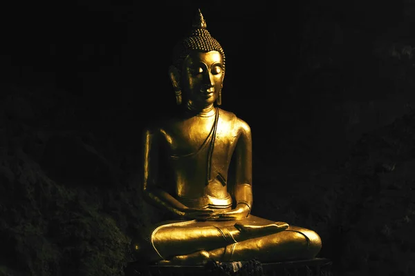 Close Shot Van Een Bronzen Boeddhabeeld Biddend Lotushouding Een Donkere — Stockfoto