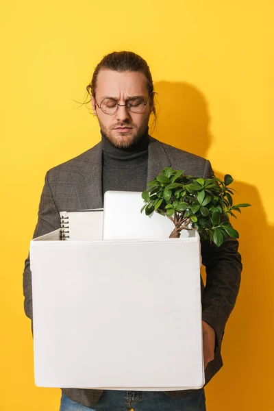 Jovem Chateado Homem Segurando Caixa Com Itens Pessoais Após Demissão — Fotografia de Stock
