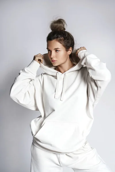 Young Woman Stylish Woman Wearing White Hoodie Gray Background — Stock Photo, Image