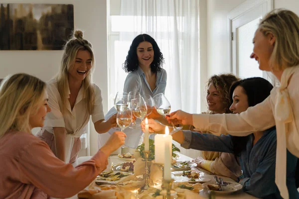 Genç Mutlu Kadın Arkadaşlar Kadehlerini Tokuşturur Şenlik Masasına Güler Yemek — Stok fotoğraf