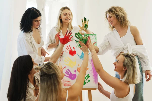 Ομάδα Νεαρών Γυναικών Που Ζωγραφίζουν Τις Παλάμες Τους Χρησιμοποιώντας Πολύχρωμα — Φωτογραφία Αρχείου