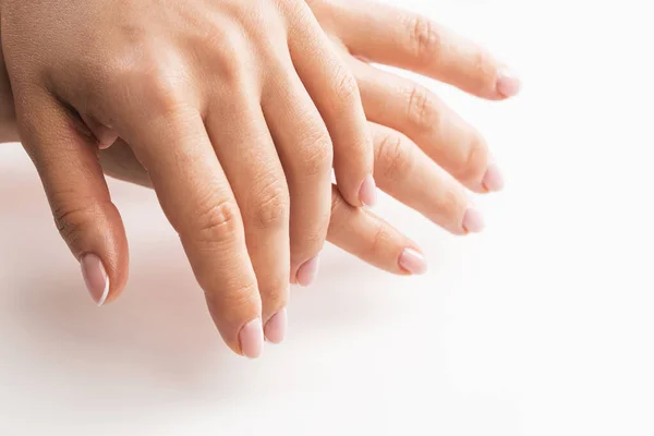 Närbild Kvinnliga Händer Med Mjuk Hud Och Vacker Fransk Manikyr — Stockfoto