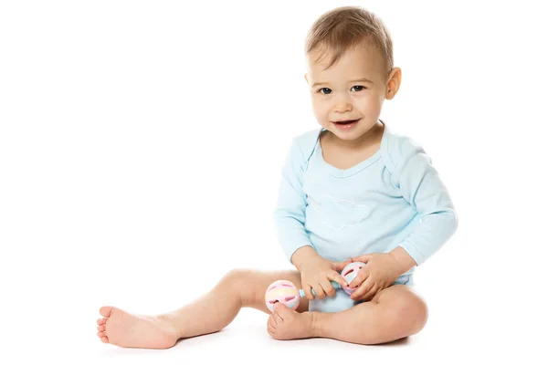 Adorabile Sorridente Bambino Pagliaccetto Seduto Giocare Con Sonaglio Plastica Sfondo — Foto Stock