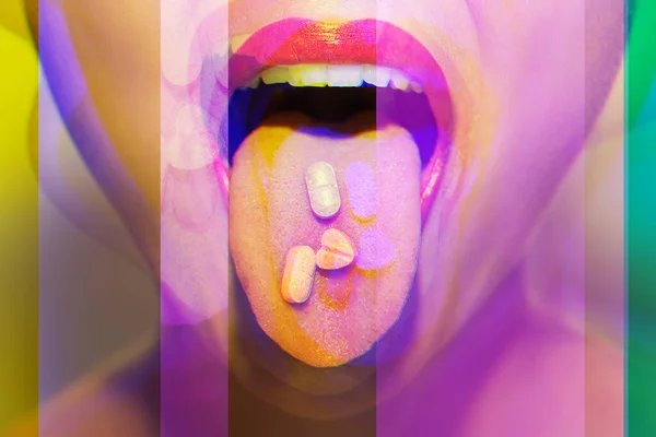 Młoda Kobieta Kolorowymi Pigułkami Psychoaktywnymi Języku Mająca Psychodeliczną Podróż Halucynacjami — Zdjęcie stockowe