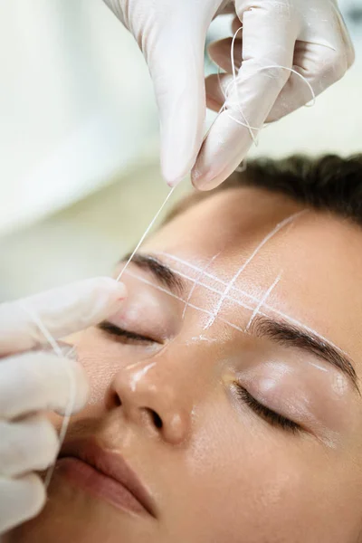 Mujer Joven Durante Procedimiento Profesional Mapeo Cejas Antes Del Maquillaje — Foto de Stock