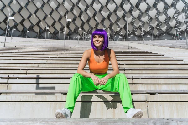 Mulher Despreocupada Feliz Vestindo Roupas Esportivas Coloridas Rua Durante Dia — Fotografia de Stock