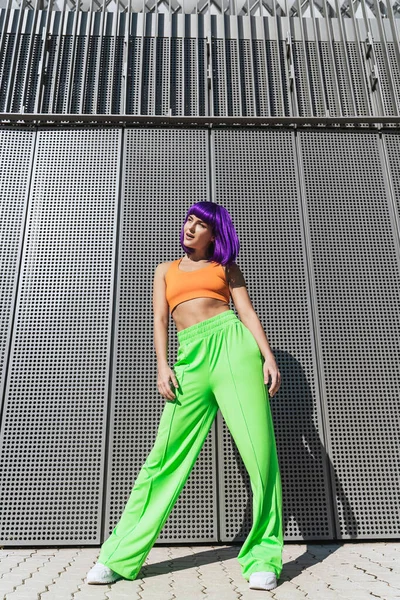 Retrato Jovem Mulher Vestindo Roupas Esportivas Coloridas Posando Rua Durante — Fotografia de Stock