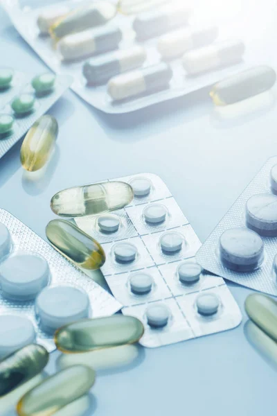 Detailní Záběr Různých Pilulek Tobolek Lékařsky Modrém Světle — Stock fotografie