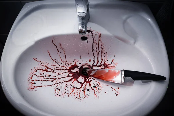 Крупним Планом Брудна Раковина Ванної Кров Ножем — стокове фото