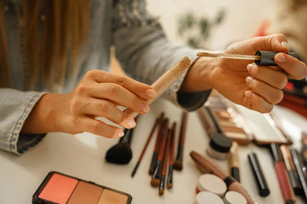 Detailní Záběr Ženských Rukou Tubou Tekutého Maskéru — Stock fotografie