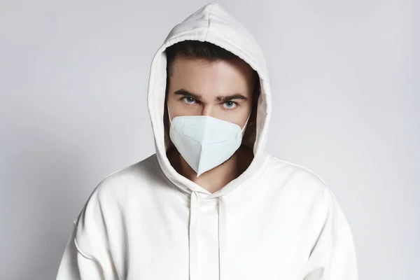 Hombre Joven Con Capucha Blanca Máscara Respiradora Ffp2 Contra Fondo —  Fotos de Stock
