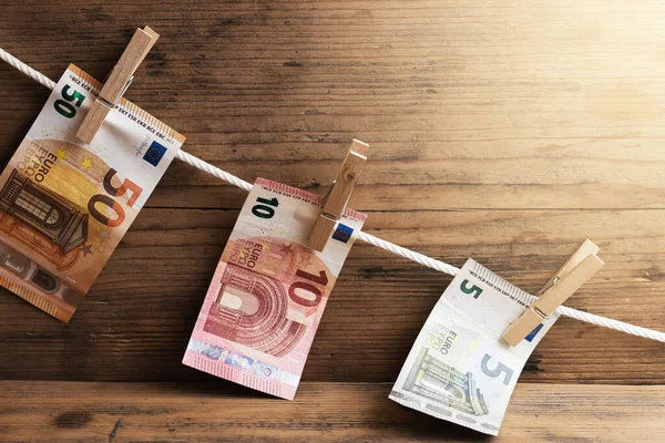 Banconote Euro Diverso Valore Stanno Asciugando Una Corda Bianca Detenuta — Foto Stock