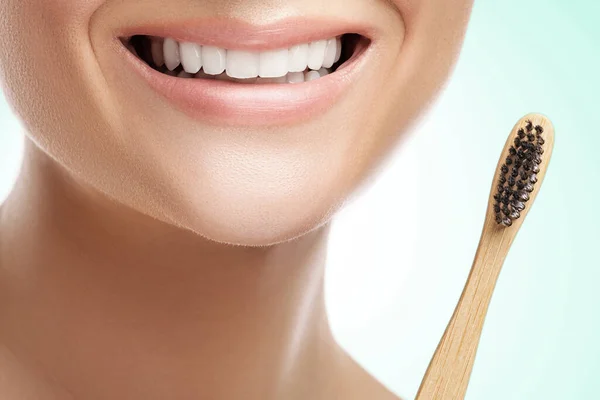 Beyaz Dişli Kadın Ağzı Beyaz Arka Planda Bambu Diş Fırçası — Stok fotoğraf