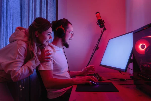Νεαρό Ζευγάρι Στο Δωμάτιο Νέον Φως Χρησιμοποιούν Σύγχρονο Προσωπικό Υπολογιστή — Φωτογραφία Αρχείου