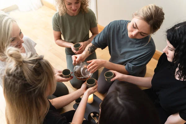 Junge Frau Gießt Ihren Freundinnen Während Einer Teezeremonie Heißen Tee — Stockfoto