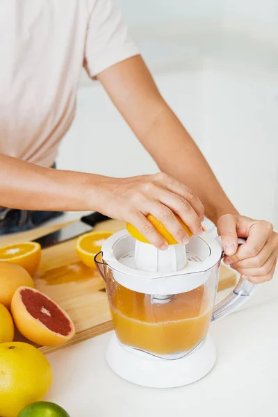 Closeup Female Hands Citrus Juicer Fresh Orange Juice Preparation — Stock Photo, Image