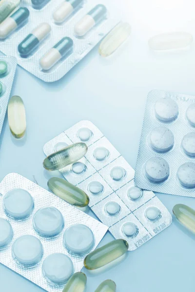 Nahaufnahme Verschiedener Pillen Und Kapseln Medizinischen Blaulicht — Stockfoto