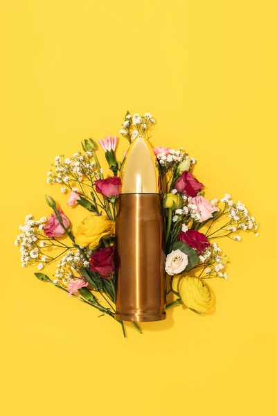 Pacifizmus Erőszakmentesség Nagy Golyó Csokor Különböző Virágok Sárga Háttér — Stock Fotó