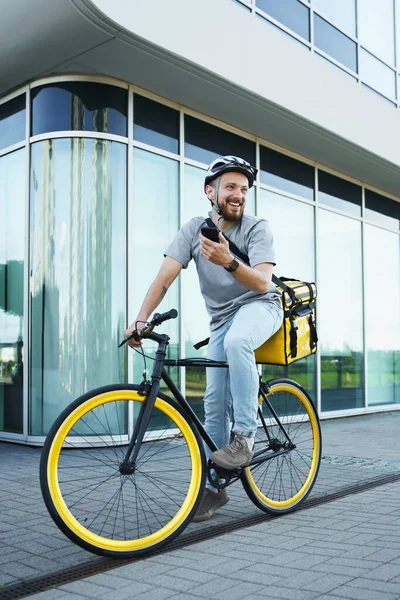 Sırtında Yalıtılmış Çantasıyla Bisiklete Binen Genç Gülen Ekspres Yemek Kuryesi — Stok fotoğraf