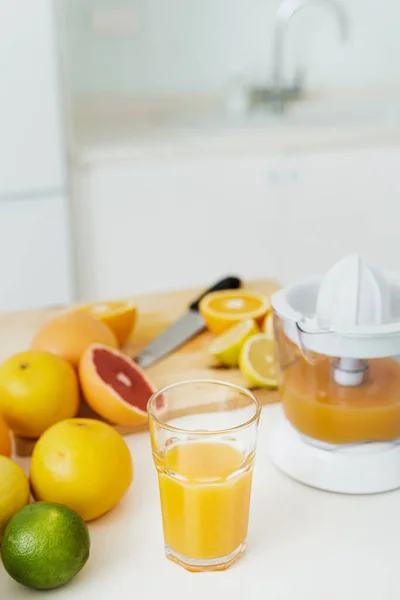 Glass Orange Juice Citrus Juicer Various Citrus Fruits White Kitchen — Stock Photo, Image