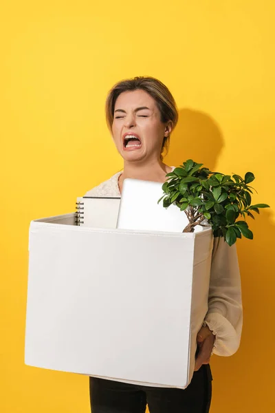 Jonge Overstuur Vrouw Holding Box Met Persoonlijke Items Ontslag Tegen — Stockfoto