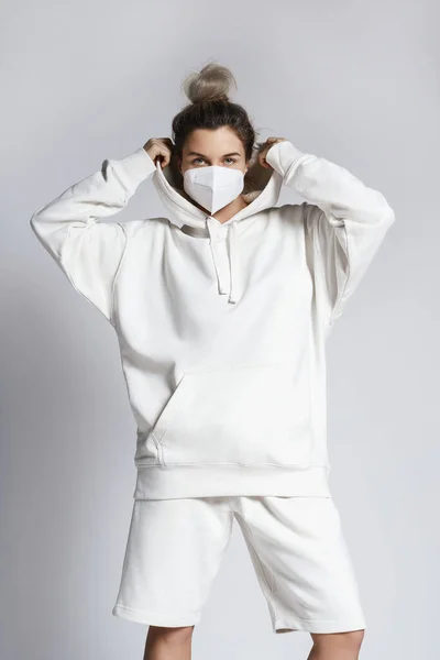 Jovem Mulher Vestindo Capuz Branco Máscara Respirador Ffp2 Contra Fundo — Fotografia de Stock