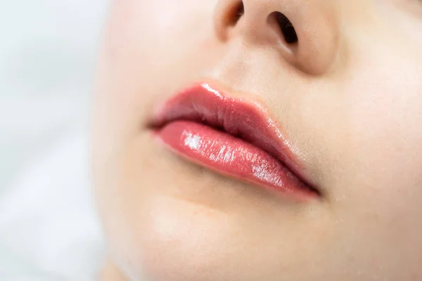 Penutup Bibir Wanita Setelah Prosedur Penataan Bibir Permanen Memerah — Stok Foto