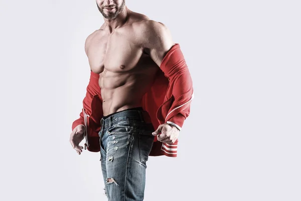 Musculaire Man Bodybuilder Dragen Jeans Poseren Tegen Grijze Achtergrond — Stockfoto