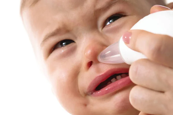 Madre Está Usando Aspirador Nasal Para Succionar Mocos Nariz Hijo — Foto de Stock