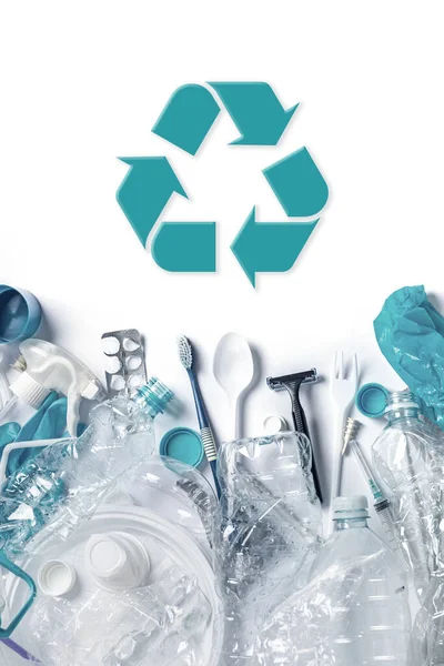 プラスチック廃棄物の山とリサイクルシンボルの背景 — ストック写真