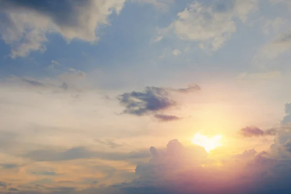 Háttér Gyönyörű Nyugodt Felhők Naplementekor — Stock Fotó