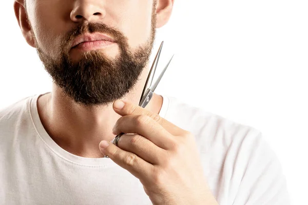 男人用白色背景的剪刀修剪胡子 — 图库照片