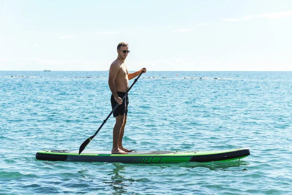 Junger Männlicher Surfer Fährt Stehpaddel Und Rudert Mit Paddel Ozean — Stockfoto