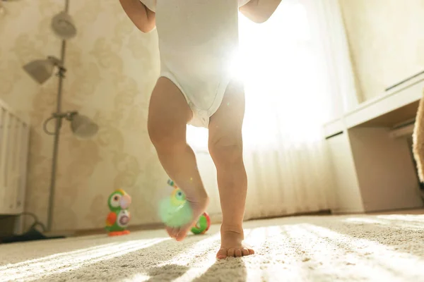 Kleiner Junge Body Macht Seine Ersten Schritte Auf Einem Teppichboden — Stockfoto