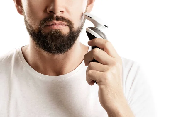 Bearded Man Använder Elektrisk Trimmer Vit Bakgrund — Stockfoto