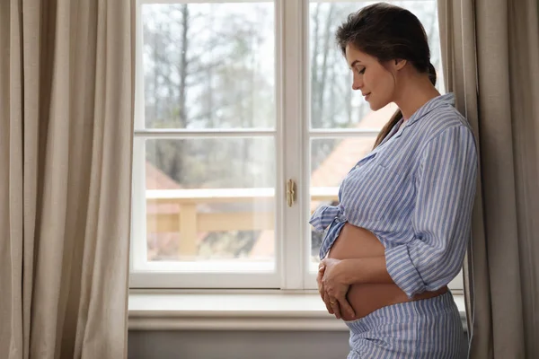 Mladá Smyslná Těhotná Žena Stojící Doma Okna — Stock fotografie