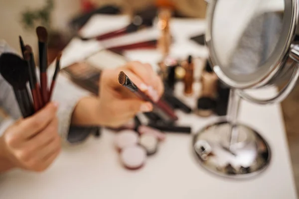 Primer Plano Las Manos Femeninas Con Pinceles Maquillaje — Foto de Stock