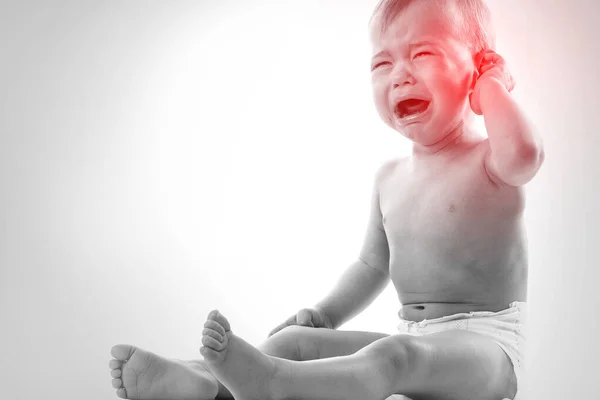 Fechar Choro Pequeno Bebê Que Sofre Uma Dor Ouvido — Fotografia de Stock