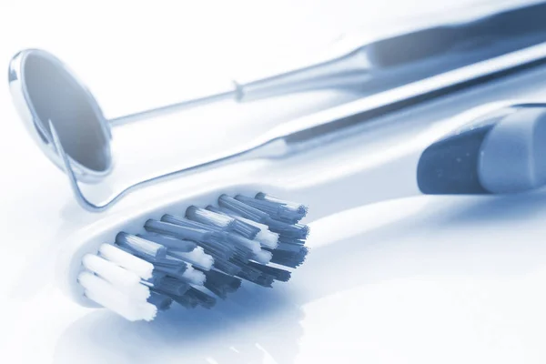 Nahaufnahme Von Zahnbürsten Und Zahnärztlichen Geräten Blaulicht — Stockfoto