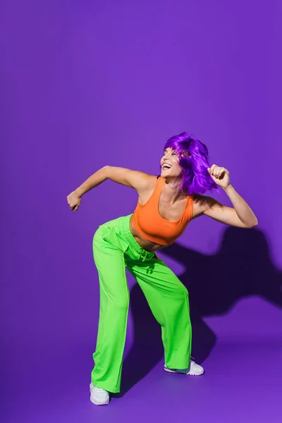 Despreocupado Dançarina Mulher Ativa Vestindo Roupas Esportivas Coloridas Divertindo Contra — Fotografia de Stock