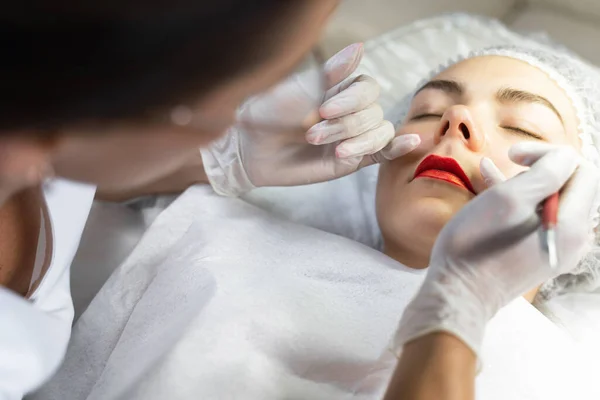 Profesjonalna Makijażystka Jej Klient Podczas Procedury Rumieńców Ust — Zdjęcie stockowe