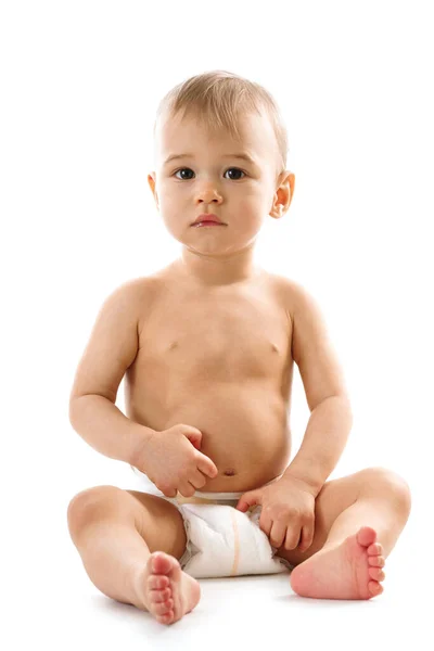 穿着尿布的健康可爱的小男孩坐在那里 看着白色的背景 — 图库照片