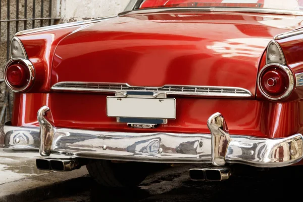 Widok Tyłu Błyszczący Vintage Czerwony Samochód Zaparkowany Ulicy — Zdjęcie stockowe