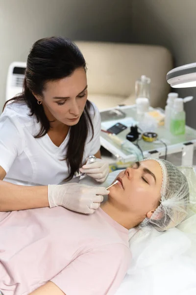 Profesyonel Makyaj Sanatçısı Dudak Kızarması Işleminden Önce Müşterinin Dudaklarına Anestezi — Stok fotoğraf