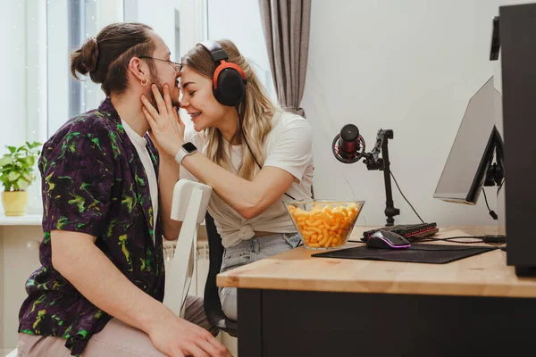 Jovem Casal Sensual Relaxando Mostrando Amor Enquanto Joga Videogames Computador — Fotografia de Stock