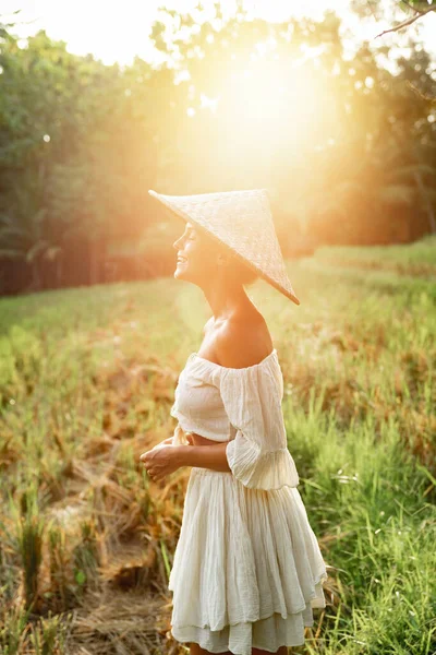Счастливая Улыбающаяся Женщина Натуральной Одежде Азиатской Конической Шляпе Рисовом Поле — стоковое фото
