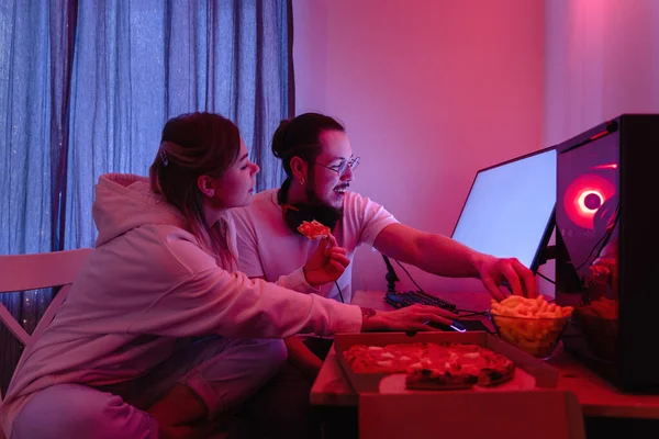 Jong Stel Chillen Thuis Kamer Met Neon Licht Pizza Eten — Stockfoto