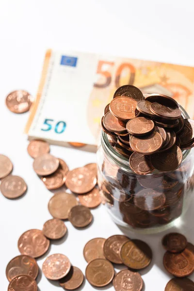Primer Plano Billete Euros Frasco Vidrio Lleno Monedas Cobre Brillantes — Foto de Stock